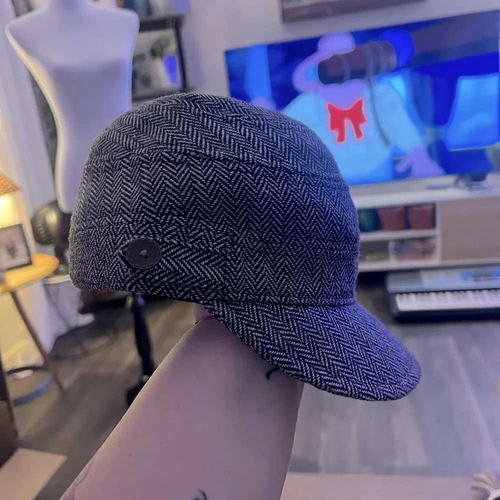 Super cute hat w buttons on side